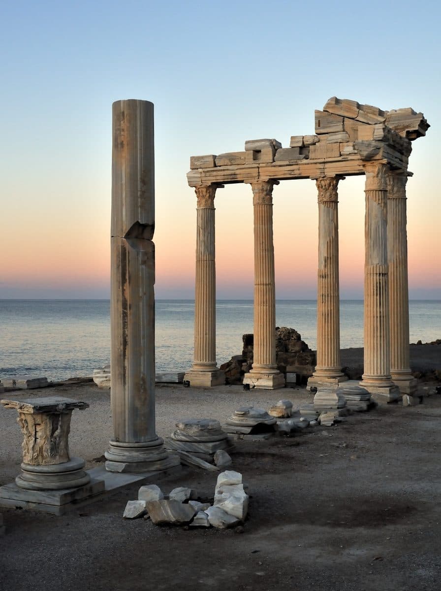 Side’de deniz kenarında antik Apollon Tapınağı kalıntıları, Antalya